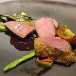 シュヴァル・ドゥ・ヒョータン - 手前はハツのパン粉焼きでその他にロース、レバーの盛り合わせです。