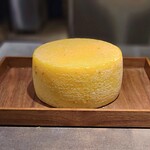 シュヴァル・ドゥ・ヒョータン - いすみ市チーズ工房IKAGAWAさんの100%グラスフェッドのジャージー牛から作られるムチュリチーズ。香り高く、奥行きがあるのにしょっぱくないチーズ。