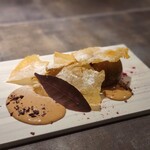 シュヴァル・ドゥ・ヒョータン - 落ち葉を模したチョコレート、ホロホロのパートフィロ、サクッとしたパイスティック、ミルキーなキャラメルソース。その中から顔を出すのは無花果のローストと栗の渋皮煮。いすみ市無花果農家藤江さんの無花果。