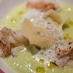 シュヴァル・ドゥ・ヒョータン - 網干メロンはスープ状に。高秀牧場のホエイを合わせています。この料理はオマール海老とメロンを合わせるクラシックな料理からの着想だそうです。伊勢海老の甘さ、メロンの甘さが優しく伝わりました。