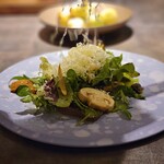 シュヴァル・ドゥ・ヒョータン - シェフが目の前でムチュリチーズをたっぷり削ってくれます。ハーブは苗目農園のもので香り高く、力強いものでサラダ仕立てにしています。