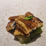 シュヴァル・ドゥ・ヒョータン - 胡瓜の風味と食感がとても良くていいアクセントでした。上に飾られているのはバイマックル。山椒みたいな香りがありました。