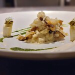 シュヴァル・ドゥ・ヒョータン - Farm あきの生落花生のピュレ、空芯菜のピュレ、AMBESSA&coのマコモダケのロースト、苗目さんのエディブルフラワーが添えられています。