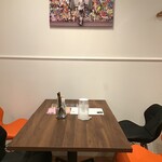 胡粋 - 広々店内テーブル席　2人掛けもあります