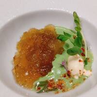 ソンブルイユ TOKYO - グリーンピースのヴルテとコンソメジュレ　ジュンサイ