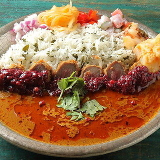 京風出汁カレーや鹿肉のカレーなど食べて楽しい一皿を満喫