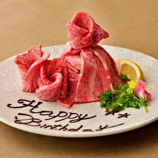 誕生日などのお祝いに『肉ケーキ』