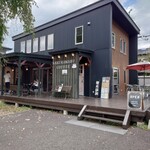 櫻丸珈琲 - シックな外観。テラス席もあります。