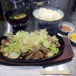 鉄板焼肉・餃子 だだ乃屋 - 