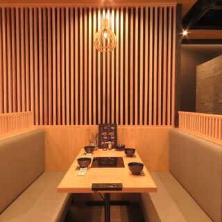 [BOX table seating: 2 people x 1 table/4 people x 4 tables] Extremely comfortable. For a meal with your family
