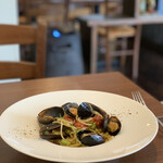 ピッコリーノ - ムール貝と枝豆とフレッシュトマトのアンチョビ風味スパゲッティ