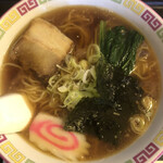 Kiyosu - チャーシュー、ほうれん草、海苔、ナルト、思いのほか大量の刻みネギ。スープの表面には、うっすら背脂。