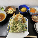 手打ちそば 忠士 - 単品天ぷらと副菜（肉そばに付随するものです）
