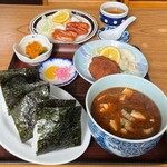 Fukutaya - ※通常豚汁セットのおにぎりは1ｺ、2ｺは追加、揚げ物はエビフライですが今回はお願いしてコロッケに変更してます  