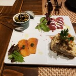 Kaisenitariambaruruchiano - 先ずは前菜。マグロとサーモンに大人のポテサラに大好きなオリーブ漬けです！