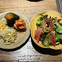 和牛料理 一石三鳥 - キムチ盛合せ　サラダ