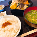 食処 楠亭 - ご飯、味噌汁