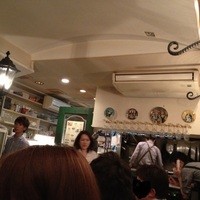 ダニエルズ - 街角のバルのような店内インテリア