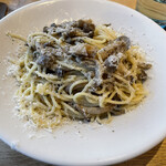 3＋3CAFE - 本日のパスタ〔いろんなキノコの入ったスパゲッティ〕