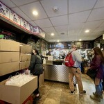 Pauli's - 店内風景。正面奥が厨房／発注／商品受け渡しカウンター。