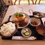 Wafuu Resutoran Kyanion - A定食ハンバーグと海老フライのライス大盛りの全景