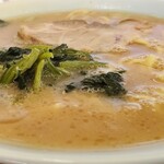 横浜らーめん 本牧家 - ラーメン並固め(近景)