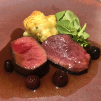 コムシコムサ - 【ヴィヤンド】鳥取産鹿肉ロースト、赤ワインソース
                ジャガイモグラタン、スピナッチ