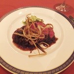 モン・フレーブ - 岩泉産短角牛モモ肉のロースト　牛蒡（ごぼう）ソース