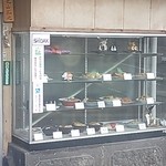 いなりや - 店頭の食品サンプル