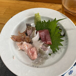 平の食堂 - ◎本日のランチ¥1.550
            ①ミニお刺身盛合せ
            ②カマの煮付け
            ③サバフグの唐揚げ
            　※ご飯、酢飯、炊込みご飯からチョイス
            　※後会計、カード払い不可
            　※ご飯はお代わり1度だけ無料