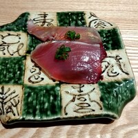 築地青空三代目 丸の内 - 鰹藁焼き。これは生臭くてまるで駄目。あと鰹はもっと厚切りにして欲しい。