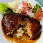 ホクシンケン食堂 - 割ってみました♫ ラードで焼かれたハンバーグ、ふわふわとした柔らかな食感です(●´ω｀●)