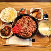 焼き鳥とワイン 萬鳥 祇園店 - 鳥そぼろ丼600円