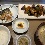 やよい軒 - なす味噌と焼魚の定食 ¥980    豚汁変更＋¥180