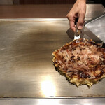 Toda Wataru No Okonomiyaki Sante Kan - スタッフさんがチリトリで運んでくれます