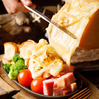 Rich raclette cheese and more♪ Lots of Creative Cuisine!