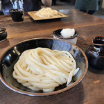 ざいごうどん 本家 わら家 - 表面のグルテンが溶けだす手前を熟練の職人技で釜揚げします！