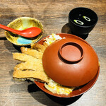 軍鶏屋本店 - はみ出すカツ丼 (スープ付き) 680円