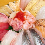 Sushiro - ミニ海鮮丼部分アップ　いくら、ネギトロ、甘エビ、ホタテです