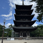 若草カレー本舗 - 興福寺の五重塔。猿沢池から見えるこの五重塔のシルエットが美しいです。