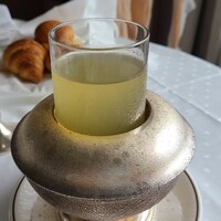 帝国ホテル 大阪 - アップルジュースをぐいっと飲み干す