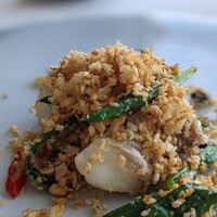 広東料理 センス - 平目のガーリック炒め。ガーリックのパンチもありながら、華やかで繊細です。