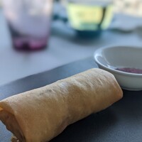 広東料理 センス - ハイビスカスブレンドのお塩を使った春巻き。お塩はたっぷりつけてどうぞ！！