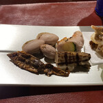 おかもと - ・干したホタルイカの炙り
      ・塩茹でにした落花生
      ・炊いてから炙ったアワビ
      ・ズッキーニの豚肉巻き