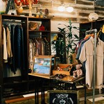 goute vintage used&coffee - 古着も置いているので注文の待ち時間にショッピングもできます。