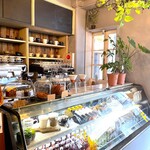 goute vintage used&coffee - クッキースコーンが瓶に入っていたり、オシャレなカウンター。