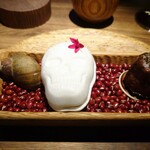 yokoyama - 海苔と肝とチーズをのせたカヌレ バイ貝とカリフワラーのムースが入ったモナカ