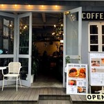 goute vintage used&coffee - 入り口が広めのお店になっています。