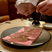 焼肉うしごろ 西麻布本店 - 秋トリュフと極上タンの包み焼き