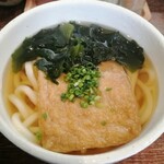 うどん佐糖 - きつねうどん(無料トッピングのワカメプラス)